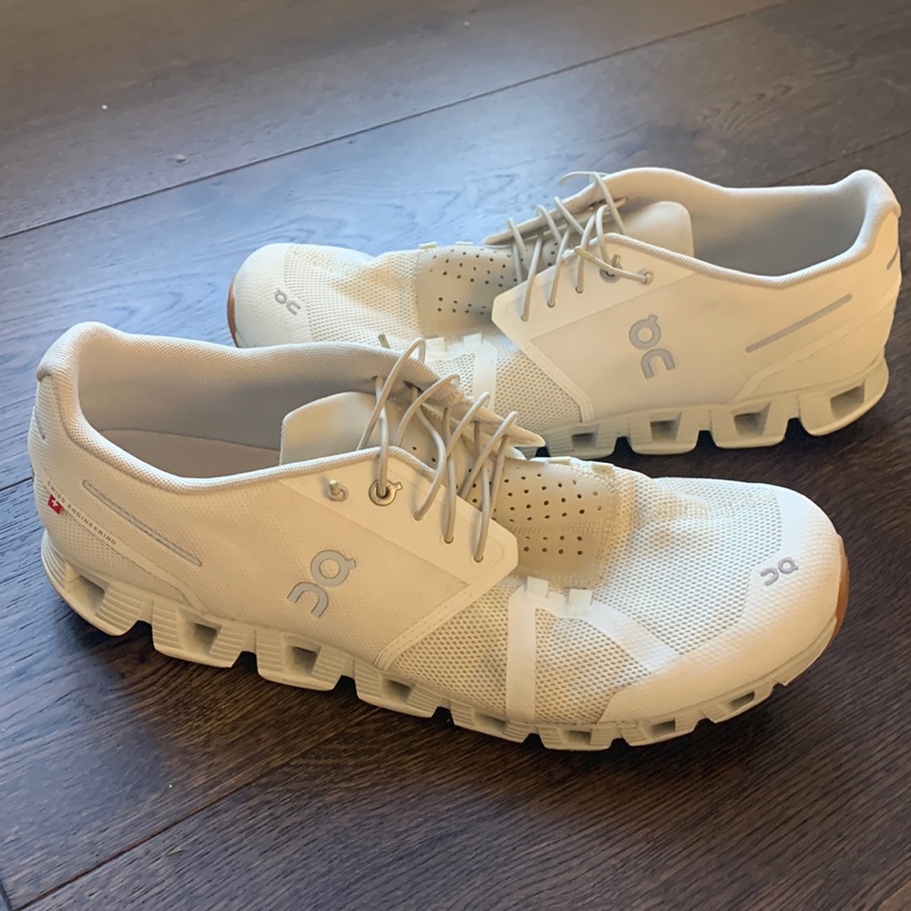 Lightly worn mens On cloud running shoes